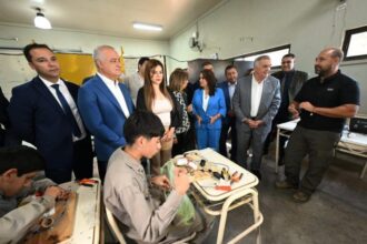 El Gobernador en uso de licencia destacó la preparación que brindan los establecimientos técnicos y agrotécnicos para la inserción laboral de los jóvenes.
